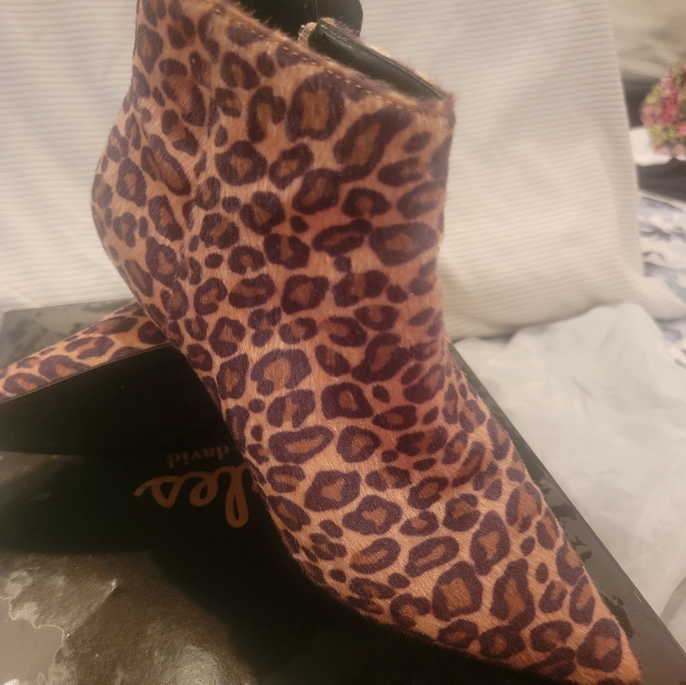 Charles by Charles David kitten heels faux fur leopard booties size 7.5m